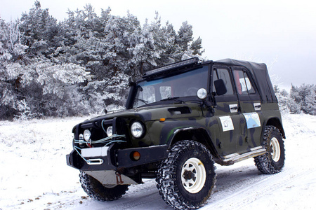 雪中卡车图片-雪中卡车素材-雪中卡车插画-摄图新视界