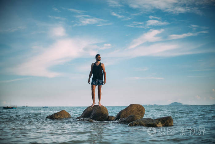 两个年轻的女同性恋在日出时在热带的一个室外游泳