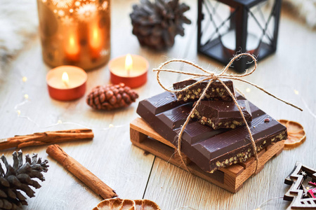 典型的西班牙圣诞巧克力Turron或Nougat在木桌上装饰。 新年和假日季节。