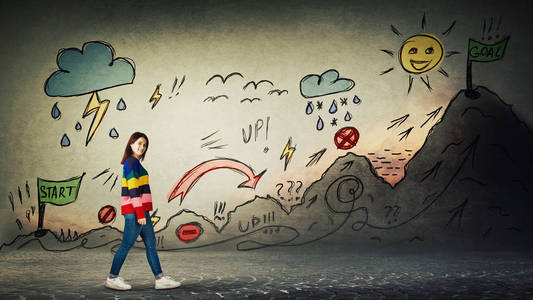 随意的女人开始一个生活追求与障碍画在墙上.