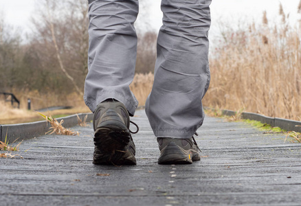 雨中行走路人图片-雨中行走路人素材-雨中行走路人插画-摄图新视界