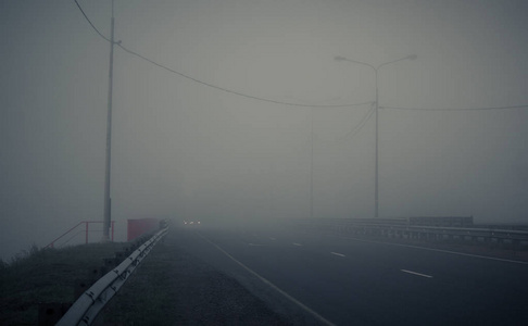 空雾的道路景观图片