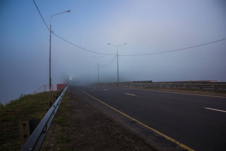 空雾的道路景观图片