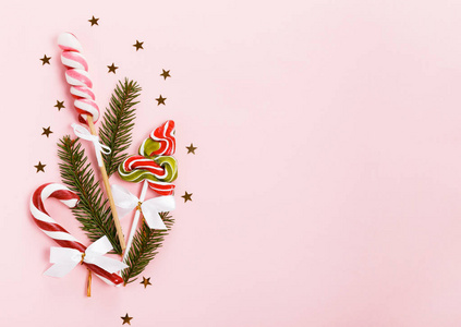 圣诞作文圣诞节粉红色的装饰, 圣诞糖果与丝带在粉红色的背景
