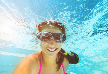 微笑的女孩游泳水下游泳池
