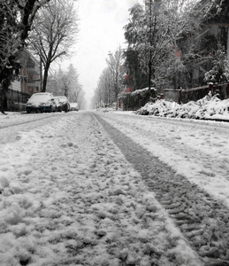 在没有人从街道上看到的情况下，这座城市降了一场大雪，白雪覆盖了白色的道路