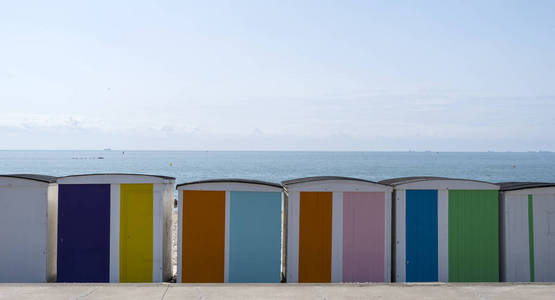 法国勒哈弗尔2018年8月20日勒哈弗尔彩色海滩小屋。 法国诺曼底