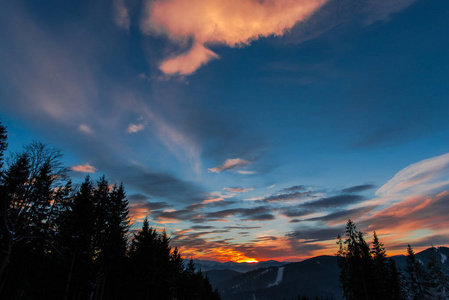 美丽的落日天空，在喀山脉的冬天日落
