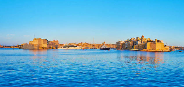 欣赏风景如画的Valletta大港，可以马耳他中部的Birgu和Senglea强化城市和VittoriosaMarina。