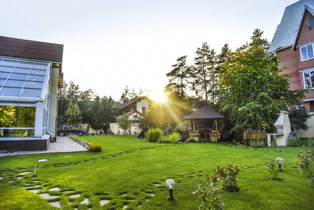 美丽的景色和背景的房子,小屋和公园在他面前,在一个阳光明媚的夏天.