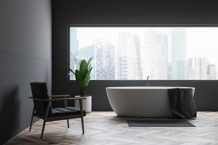 室内时尚浴室，灰色墙壁，木制地板，白色浴缸站在大窗户和灰色扶手椅。3D渲染