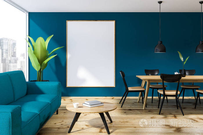 餐厅内部有蓝色的墙壁，木制的地板，木制的桌子，黑色和米色的椅子和靠近咖啡桌的蓝色沙发。垂直海报。3D渲染模拟