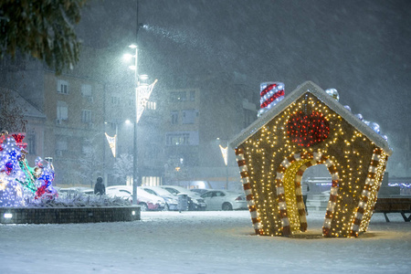 诺维悲伤街道雪中装饰圣诞屋图片