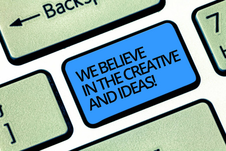 写笔记显示我们相信创意和思想。商业照片展示有信心在创造性创新键盘键意图创造计算机消息按键盘的想法