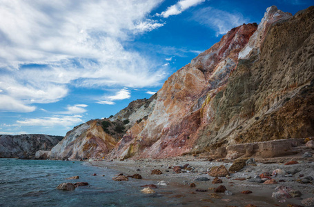 希腊米洛斯岛上美丽而罕见的天然色彩