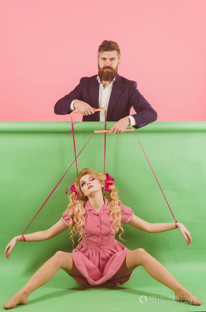 爱.老式时尚女人木偶和男人.复古的女孩和主人在党.