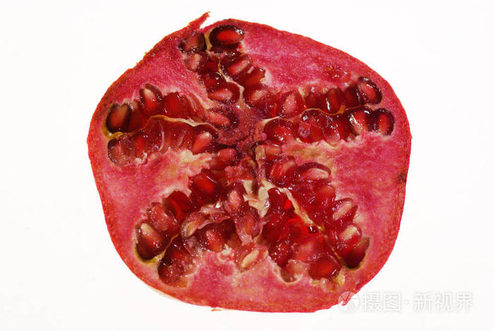 白色背景上打开水果石榴