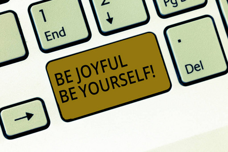 写的笔记显示快乐的是你自己。商业照片展示享受生活幸福微笑总是欢快的键盘意向创建计算机消息键盘的想法