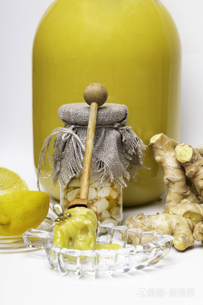 香菜,柠檬片,生姜类天然药物,富含抗氧化剂和维生素的白色保健食品