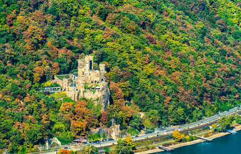 德国莱茵河峡谷的莱茵斯坦城堡