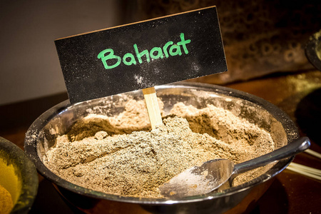 巴林是一种阿拉伯香料混合物或混合物，用于中东。 细磨香料的混合物通常用于肉类和汤，并可用作调味品。