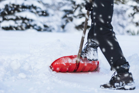 公共服务人员或市民在冬季暴风雪中铲雪