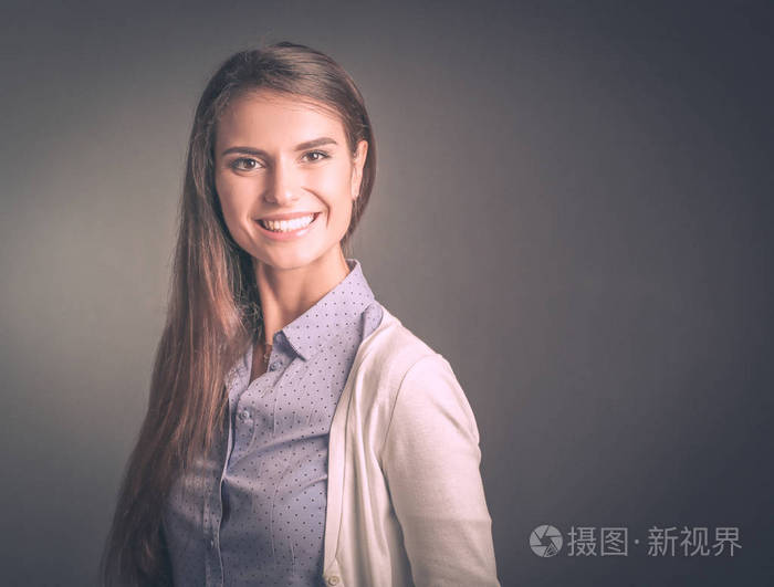 女商人 深色背景的画像 微笑的女人 一个女人的画像照片 正版商用图片15tuiv 摄图新视界 女商人 深色背景的画像 微笑的女人 一个女人的画像照片 正版商用图片15tuiv 摄图新视界