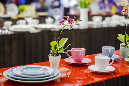 茶具瓷杯不同颜色装饰桌，供茶饮。