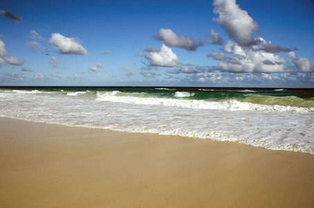 多米尼加共和国沙滩上的软海浪。 网页和打印的背景。 热带乐园休息和放松。