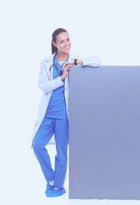 一名女医生和一个空白的广告牌。女医生