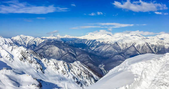 索契山在冬天。 雪山的冬天。 冬天的照片。 晴朗的晴朗的霜天在山上。