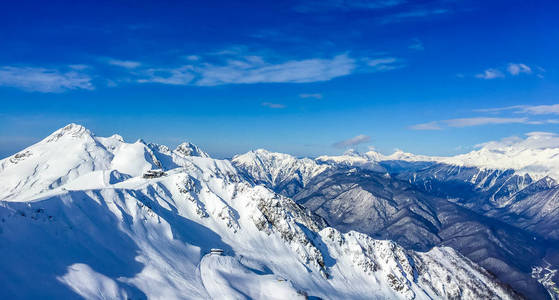 索契山在冬天。 雪山的冬天。 冬天的照片。 晴朗的晴朗的霜天在山上。