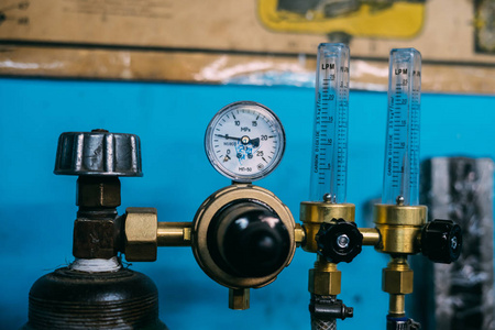 带有压力表的二氧化碳钢瓶照片