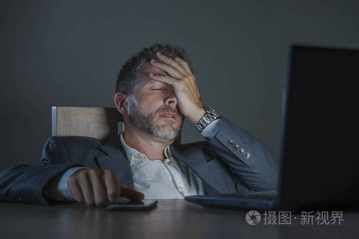 年轻有魅力的精力充沛的疲惫不堪的企业家一个深夜在