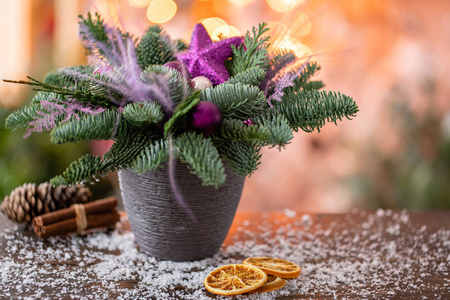 与挪威松树 no简约的圣诞安排, 并在陶瓷杯装饰圣诞装饰。加兰博基在背景上。圣诞爱情。黑色木桌洒上雪