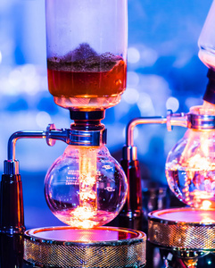 梅毒咖啡或真空咖啡是完全浸泡，有品味，这张图片显示混合咖啡豆沸水，搅拌10次。