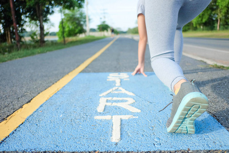 女人开始在公园里跑步。