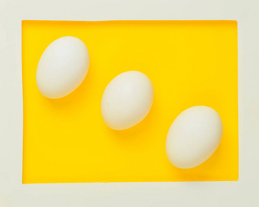 三个鸡蛋在框架中的三个鸡蛋。 极简主义趋势。