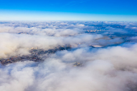 城市上空的云。 美丽的空中景观