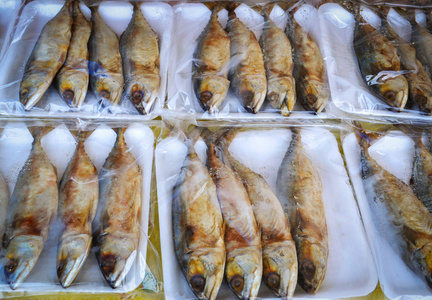 盐渍鲭鱼熏鱼在当地市场食物保存鱼发酵盐