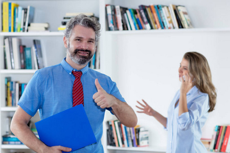 中年商人在办公室里大显身手照片