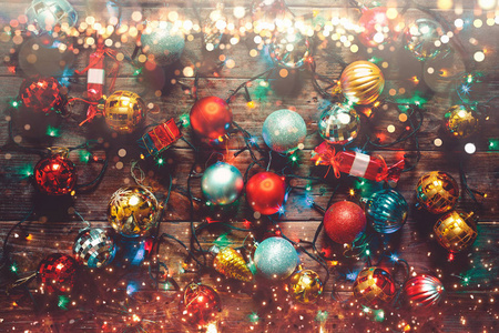 新年快乐，圣诞快乐，2019年概念。 木制背景上五颜六色的装饰球和火花