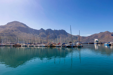 Hout海湾船只和山景