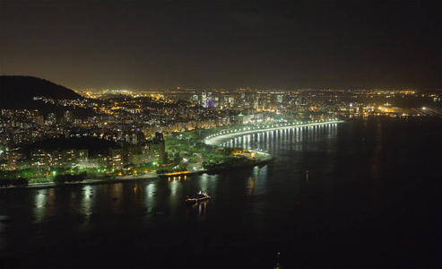 夜晚的城市灯光闪烁,就像数百万颗钻石散落在里约热内卢的山丘上.
