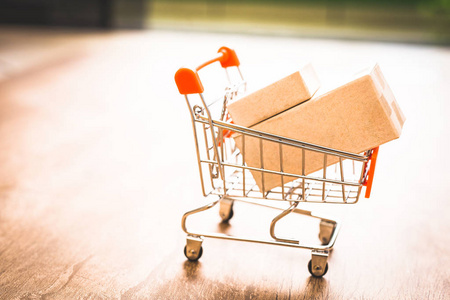 笔记本电脑与充分的礼物在白色背景上孤立的小购物车电子商务网上购物