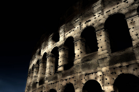 在蓝色的时间里罗马竞技场弗拉维安殿正面的一段。夜景。意大利，罗马，拉齐奥