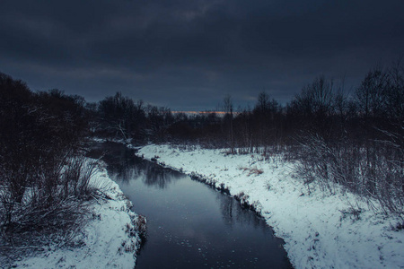 冬季公园景观与河流。俄罗斯的风景。冬季，寒冷季节..雪花图片