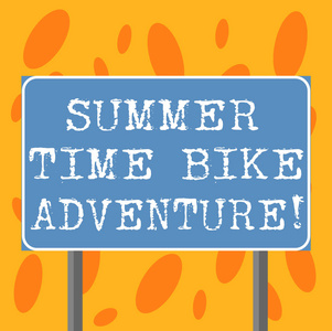 书写笔记显示夏季时间自行车冒险。商业照片展示了在阳光明媚的季节, 在一年的阳光季节骑自行车与两腿和大纲空白