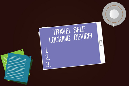 显示旅行自锁设备的书写记录。商务照片展示保护您的行李锁定行李在旅行平板屏幕杯酱料和填充板在颜色背景