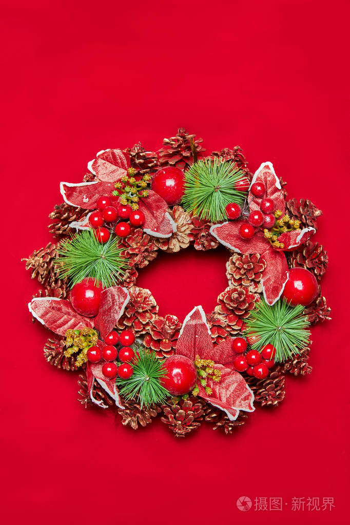 圣诞节花圈新年查出在红色背景